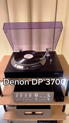 Denon DP 3700: Un’icona della trazione diretta giapponese, qui nella combinazione storica con braccio DA-305, meglio conosciuta come DP-3700. Un pezzo da collezione ricercato, completo di shell Audio Technica MG-10 e testina Shure ME75ED con puntina nuova. Oggetto importante, elegante e perfettamente rappresentativo della grande scuola Denon. 🎧 •TrazioneDiretta •BraccioDA305 •SensoreMagnetico1000Impulsi Scoprilo ora su 👉 https://www.oldstore.it/giradischi-trazione-diretta/461-denon-dp-3700-gir