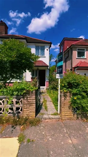 🎥 *CHAIN-FREE REFURB OPPORTUNITY – Dollis Hill NW2* 🔨🏡 *Semi-Detached • 3 Bed • 2 Reception • Huge Garden* 🏚 *Refurbishment Project* ✨ *Scope to Extend (STPP)* 🪟 Bay Windows 🔥 Character Features 🌳 *Massive 95ft Garden* 🚗 Garage   Shared Driveway 🌡 Gas Central Heating 📍 Close to Gladstone Park 🚆 Thameslink & Bus Links Nearby 📅 *Saturday Viewings Available* A perfect opportunity for investors, developers or families looking to create their dream home. Located on the highly sought-after