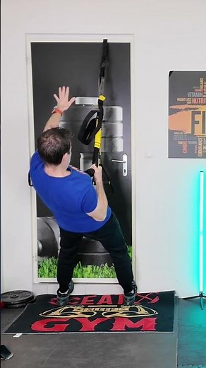 One-arm rowing with TRX