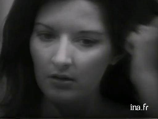 Marina Abramovic, Art Must Be Beautiful... Artist Must Be Beautiful..., 1975 (Extrait)