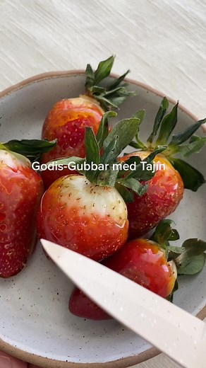 Godis-Gubbar med Tajín inspirerade av kinesisk Tanghulu till Alla hjärtans dag🫶🏼 Du behöver: Hårda godisar, mina är sura med citronsmak. Jordgubbar (skölj dem och badda dem helt torra). Tajín-krydda (valfritt) - Sätt jordgubbarna på spett. - Smält godiset mycket långsamt (medelvärme) och rör om ofta så att det inte blir bränt. Om du gör det i mikron, gör det i intervaller om 20 sekunder och rör om. Var försiktig, det blir väldigt varmt. - Arbeta snabbt när du täcker jordgubbarna, sockret steln