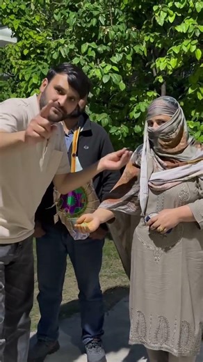 Honesty Wins Hearts ❤️ Man Returns ₹1.5 Lakh Gold Pendant to Owner #breakingnews #viral #srinagar