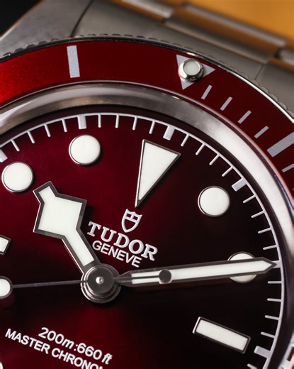 How to set a dive bezel: 1️⃣ Find the little triangle on the bezel. 2️⃣ Turn it so it lines up with the minute hand. 3️⃣ Start your dive (or your timer). 4️⃣ When the minute hand moves, the bezel shows how much time has passed. When divers go underwater, they need to know how long they have been down so they don’t run out of air. The bezel makes this easy by showing the time that has passed without needing to track it in your head. Although, non-divers also use it to time things like workouts, c