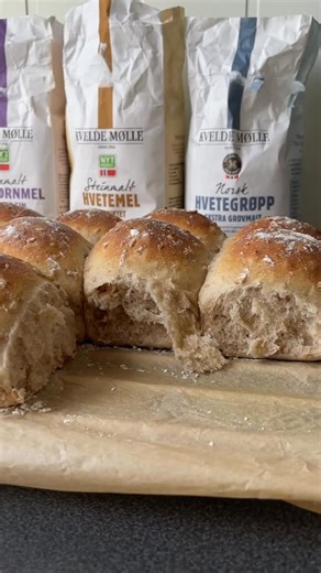 Rundstykker, kaker og desserter on Instagram: "Myke og saftige rundstykker bakt i langpanne, laget med hvetegrøpp og gresk yoghurt som gir ekstra god smak og holdbarhet. Perfekte til frokost, lunsj eller som tilbehør til suppe og salat. Like gode nystekte som etter frysing. Lik denne videoen og legg igjen en kommentar om du vil ha denne oppskriften!🤗"