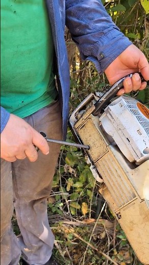 This is how you open the oil passage that lubricates the chainsaw chain 💪 #chainsaw #stil #wood