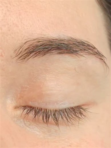 Was denkst du – hab ich aus diesen Wimpern etwas schönes zaubern können? 👀💫 Schreib mir gerne deine Meinung in den Kommentaren 😘 📲 Und mach das ➕ weg, um in den nächsten Tagen das Ergebnis zu sehen. Das wird krass!😬 Und wenn du selbst Lust auf ein krassen Wimpern WOW-Moment hast – buch dir easy deinen Termin über meine Website 👇🏼 Deine Andrea Bauer - Kosmetik & mehr 🌐 www.abkosmetik.de 💻 Instagram: @andreabauer_ #koreanlashlifting #wimpernlifting #andreabauerkosmetikundmehr #wimpernneub