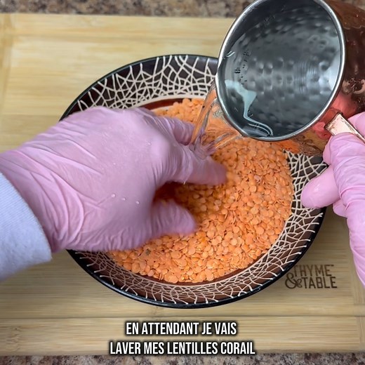 Mercimek çorbası : la soupe turque aux lentilles corail facile, délicieuse et énergisante !🥣 Huile d’olive 2 petits oignons ou 1 grand 2 gousses d’ail 250 g de lentilles corail 1 carotte 1 pomme de terre 3 càs de concentré de tomate Sel, poivre, cumin, 1 càs de menthe séché 1 càc de sauce piquante ou piment fort 1,6 L d’eau chaude 60 g de beurre #mercimekcorbasi | Inspiration Cuisine