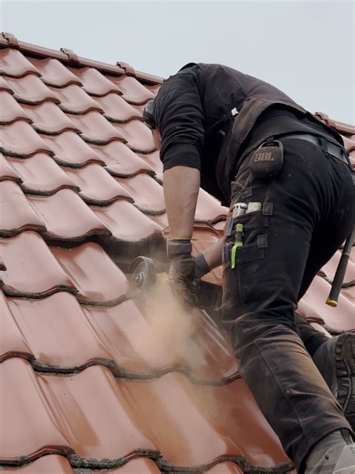 Das beste Gefühl: Wenn die Module sitzen, der Wechselrichter läuft und der Kunde glücklich ist. Wieder ein erfolgreicher Tag auf dem Dach. Habt ihr auch schon über eine eigene PV-Anlage nachgedacht? #Solarstrom #Photovoltaik #Handwerk