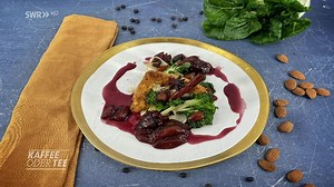 Kaffee oder Tee: Rezept: Gebackener Brie mit Zwetschgenröster, Pak Choi und Röstbrot