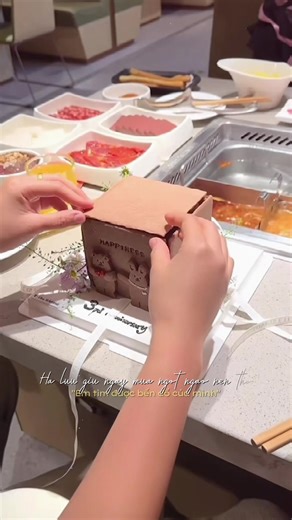 Hộp quà Valentines được kết hợp từ các lớp bánh quy, bên trong là bánh kem và bên ngoài được trang trí hoa #bánh #valentinesday #quà14_2 #bánh_kem_sinh_nhật #đậphộp