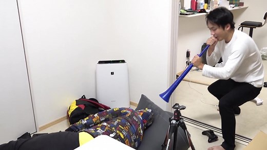 【恐怖】寝起きブブゼラドッキリしたらありえない反応をしやがったwwww