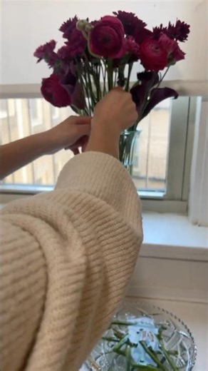 Fresh flowers are always a good idea 💐