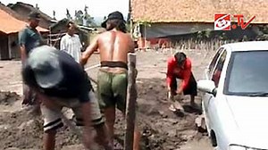 Alat Berat Pengeruk Pasir Pun Terkubur