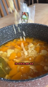 RECEPT: enolončnica z lososom 🍲Sestavine: -1 file lososa -manjša čebula -1 strok česna -1 žlica olja -1/3 manjše hokaido buče -1 pest cvetače -30 g jušnih testenin -2 žlici sojinih kosmičev (iz dma) -2 žlici čičerike iz konzerve -lovorov list, sol, poper, sladka paprika, kurkuma 🍲Postopek: na olju prepražimo čebulo, dodamo česen in koščke lososa. Pražimo nekaj minut, dodamo narezani bučo in cvetačo z začimbami in zalijemo z vodo ali jušno osnovo (cca 200 ml). Kuhamo 15 minut, dodamo testenine 