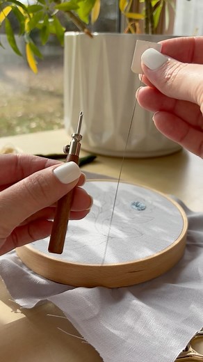 Sallie Dale - Punch Needle Teacher on Instagram: "Wondering how to thread your #punchneedle? I am so glad you asked! Save this video for future reference ⬇️ You can learn this technique and so much more with one of my beautifully designed punch needle embroidery kits from @thecraftersbox! Comment FLOSS and I’ll send the link to your inbox!"