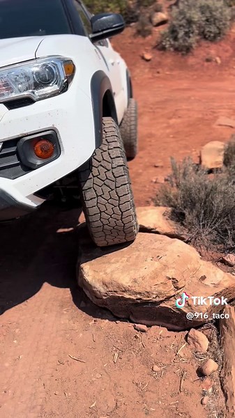 Flexin #zion #zionnationalpark #utah #tacoma #toyota #whitetacoma #trucktok #fyp #yotas