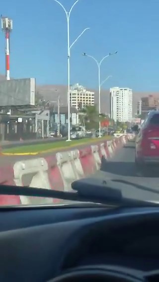 Así funciona la burocracia: todos ven el problema, nadie lo resuelve. Más de 2 meses con un angostamiento de calzada de un tramo de Av. Arturo Prat; avenida arteria de #Iquique, generando tacos y peores traslados. @aguasaltiplano @MopTarapaca 🚧