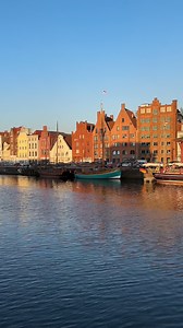 Zapraszamy do Lubeki! 🏰 Na uliczkach Starego Miasta gotycka architektura splata się z historią. Zobaczcie słynne bramy miejskie, w tym symbol miasta, Bramę Holsztyńską. Odwiedźcie Muzeum Buddenbrooków, które przeniesie Was w świat dzieł Thomasa Manna. Nie zapomnijcie spróbować marcepanu! | Niemcy cel podróży