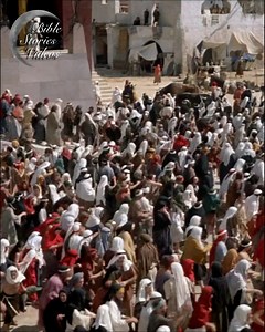 “Chaos Under Roman Rule” In King of Kings (1961), there is a dramatic scene where Barabbas leads a violent uprising against Roman soldiers in Jerusalem. Barabbas attacks first, and many people join him, throwing stones and weapons at the Romans. The soldiers are overwhelmed until reinforcements arrive, restoring order while Barabbas escapes. The scene shows the tension and hatred the Jewish people had toward Roman rule and highlights the contrast between Barabbas’ violent rebellion and the peace