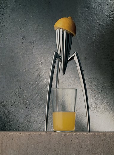 Un objet design culte de Philippe Starck le presse-agrumes , Juicy Salif Vous l’avez probablement déjà vu mais pourquoi est ce un objet design ? L’idée était de créer un objet nouveau pour le grand public pouvant devenir un sujet de conversation bien au delà de sa fonction initiale de presse agrume 🍊 Vous connaissez cet objet ? #juicysalif #philippestarck #design #objetdesign #decoration #deco #decor #alessi #carolinemunoz #presseagrumes #vintage #collector | Caroline Munoz