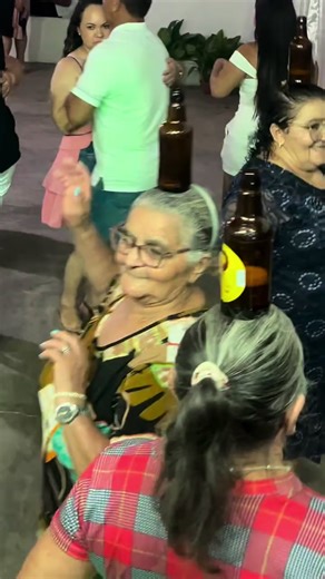 BAILANDO BAILANDO MENINAS👀💀 #comedia