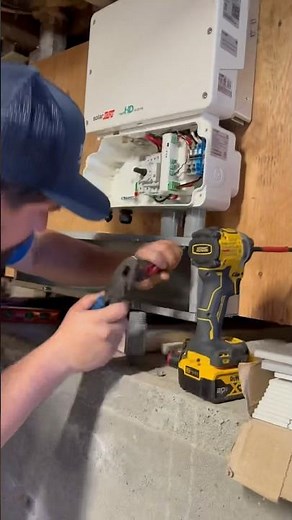 Installing a SolarEdge Inverter #solarinverter #solaredge #solarinstall #electrician