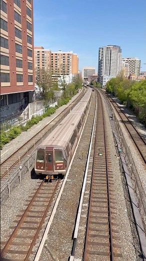 WMATA 3K passes Silver Spring with hornshow!