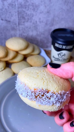Urban_recipes on Instagram: "ALFAJORES DE MAICENA , muy fáciles y riquísimos , me salieron 16 tapitas grandes con estas cantidades : -3 huevos -150 gr de azúcar - 150 ml de aceite - 200 gr de harina leudante - 300 gr de almidón o fécula de maíz - chorrito de agua si es necesario - dulce de leche para rellenar @santaclara.ar - Coco rallado Prepara la masa y si te quedó muy pegajosa , no agregues harina , deja descansar 1/2 hora en la heladera , sino no hace falta Arma las tapitas como muestro en 