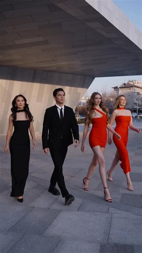 Andreana Tkachenko on Instagram: "@andreana.tk x @iyakhyarov with their moms 💔 Красный или черный, за кого голосуете вы?"