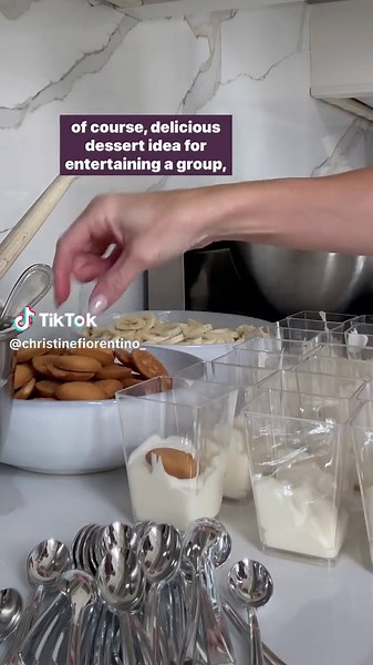 Entertaining a large group this year? Learn how to make these easy yet elegant Banana Pudding Parfait Cups below. They’re best made a few hours ahead of time so they can set, and you can totally prep all of the components the day before to make it easier on yourself. 🍌🍨🥄✨ . WHAT YOU NEED: Small serving cups (find them on @amazon or @partycity) Instant vanilla pudding Vanilla wafer cookies Thinly sliced bananas Miniature serving spoons . HOW TO ASSEMBLE: 1. Set up your cups in rows for easy as