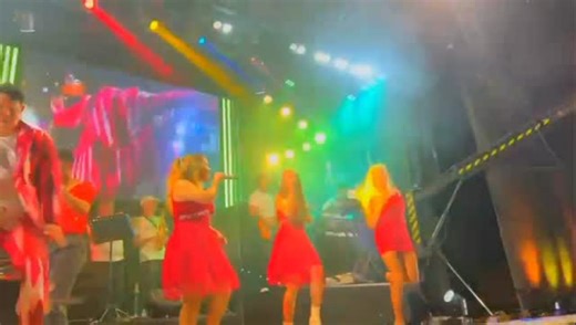 Orquesta Tokio on Instagram: "🎉 𝔻𝕠𝕟𝕕𝕖 𝕙𝕒𝕪 𝕒𝕞𝕚𝕤𝕥𝕒𝕕, 𝕙𝕒𝕪 𝕗𝕚𝕖𝕤𝕥𝕒… 𝕪 𝕤𝕚 𝕖𝕤 𝕔𝕠𝕟 𝕝𝕒 𝕡𝕖ñ𝕒 𝕕𝕖 𝕝𝕒 𝕋𝕆𝕂𝕀𝕆, ¡𝕞𝕖𝕛𝕠𝕣 𝕥𝕠𝕕𝕒𝕧í𝕒! 🎉 ¡Mirad como disfrutan nuestros chicos sobre el escenario y como hacen disfrutar a nuestro querido público!🥳🎊 👉Nos vemos en nuestra próxima actuación en: 📍BOULLÓN( BRIÓN) ,A Coruña.📍 Os esperamos✨ #suenalatokio #verbenasgalicia"