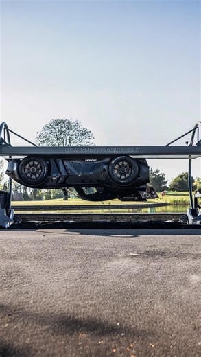 Lab Peak 랩피크 on Instagram: "자동차의 누르는 힘이, 차체 무게보다 무거우면 🚗 영국의 'McMurtry Automotive(맥머트리 오토모티브)'는 2025년, '전기 팬카 McMurtry Spéirling PURE VP1(맥머트리 스페일링 퓨어 VP1)'을 특수 회전 장치 위에서 거꾸로 뒤집은 뒤, 천장에 붙은 상태로 잠깐 주행하는 데모를 공개했습니다. 보통 레이싱카는 빠르게 달릴수록 날개(윙)가 공기를 눌러 다운포스를 만들지만, 이 자동차는 아래쪽 공기를 팬으로 강하게 빨아내서 아래를 ‘저압(공기가 적은 상태)’으로 만들고, 그 압력 차로 차체를 표면 쪽으로 꾹 눌러 붙게 합니다. 다만 이걸 '어디서나 천장 주행 가능'으로 이해하면 과장이고, 실제로는 회전 리그 같은 통제된 환경에서 이뤄진 기술 시연에 가깝습니다. 그럼에도 이 뉴스가 재미있는 이유는 ‘다운포스는 속도가 있어야 생긴다’는 상식을 흔들면서, 앞으로 자동차의 빠름이 출력 경쟁만이 아니라 “공기와