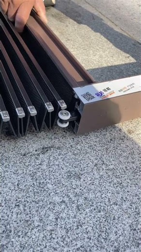 High-definition folding screen door. Super low floor, easy to push and pull