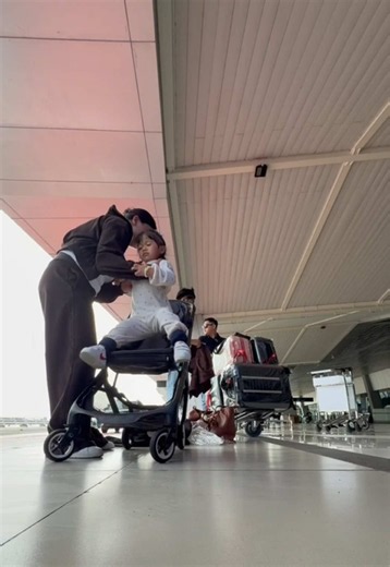 FULL TEAM PERGI KE ITALY🇮🇹 huru hara dar dir durnya ada banget yah😭 tp gpp kita nikmatiiiii semua prosesnya walaupun sambil menangis kecil🥹 ✈️ JAKARTA → DUBAI → MILAN → COMO 🇮🇩 JAKARTA 14.30 — Tiba di Bandara Soekarno-Hatta 15.00 — Check-in & drop bagasi 15.30 — Makan / coffee 17.00 — Menuju gate 17.15 — Boarding 17.40 — ✈️ Take off Jakarta → Dubai 🇦🇪 DUBAI 22.30 — 🛬 Tiba di Dubai 22.30–04.30 — Transit 6 jam 04.30 — ✈️ Take off Dubai → Milan 🇮🇹 MILAN 09.00 — 🛬 Tiba di Milan 09.00–12.