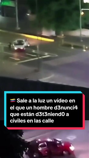 🇻🇪 Sale a la luz un vídeo en el que un hombre d3nunci4 que están d3t3niend0 a civiles en las calles de Venezuela. En las imágenes, se ve cómo varios agentes oblig4n a conductores y acompañantes a bajarse de coches y motos en plena vía pública, mientras el testigo relata con preocup4ci0n lo que está ocurriendo. Este episodio se conoce además en un momento de máxima tensi0n, marcado por la c4ptura de Nicolás Maduro en una operación impulsada por el presidente estadounidense Donald Trump. #Venezu
