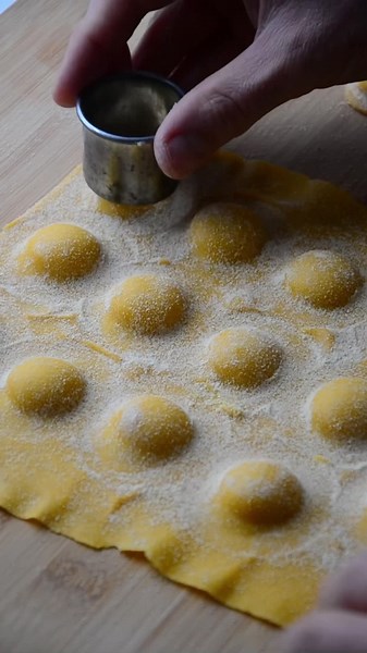580K views · 9.3K reactions | La domenica per tradizione è giorno di pasta fresca a casa mia! E voi cosa state mangiando?  questi sono anolini con Ripieno di patate che servirò in brodo di croste di formaggio  | Danilo Cortellini | Facebook