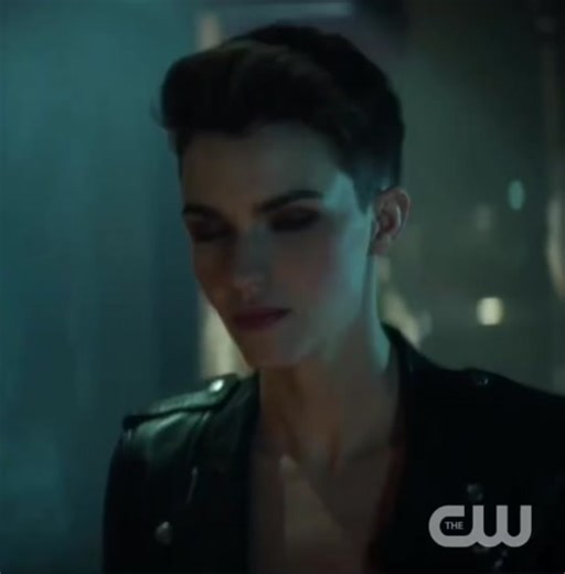 You make me sweat @Ruby Rose 🥵❤️‍🔥 #rubyrose #batwoman #stellacarlin #lgbt #lesbian #pride #foryou #fyp #parati