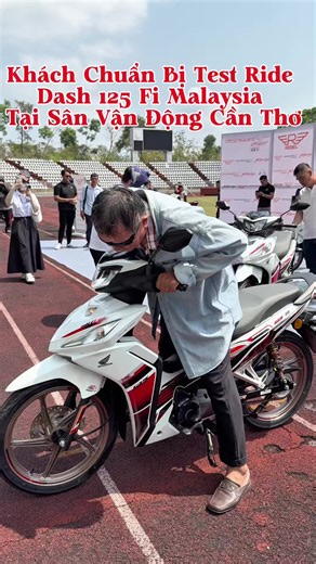 Chú Khách Cần Thơ Test Ride Honda Dash 125 Fi 2026 Malaysia Tại Sân Vận Động Cần Thơ Trước Khi Đánh Giá ( p1) #CanTho #ramatxedash125fi2026 #testrideDash125Fi #chaythuxeDash125ccvacamnhan #dash2026fi