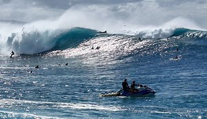 3 Minutes of Drone Footage at 12-Foot Pipeline During a 14-Wave Set