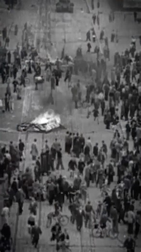 🇩🇪 72 Jahre #Volksaufstand in der DDR - wir vergessen nicht! Es ist ein Ereignis, aus dem wir Identität und Hoffnung schöpfen können: Heute vor 72 Jahren haben die Bürger in der DDR aufbegehrt - zuerst gegen den stetig steigenden Arbeitsdruck und die zugleich wachsende wirtschaftliche Not, am Ende gegen die immer massiver werdende Unterdrückung durch die stalinistische Clique um Walter Ulbricht. Vor allem, aber längst nicht nur in Berlin waren Arbeiter, Angestellte, Handwerker, Schüler auf der