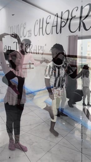 Aujourd’hui nous avons eu un très beau cours avec nos futures danseuses étoiles 🌟 on se retrouve mercredi prochain 15H00 🥳 Votre fille n’est pas encore inscrite ? Qu’attendez - vous ? Appelez - nous ! 📞: 0574839800 📍 : ZOE DANCE STUDIO_ ATTOBAN #danseclassique #abidjan225🇨🇮 #danse #ecolededanse
