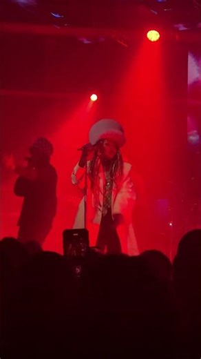 ICONIC: Lauryn Hill Sings "Doo Wop (That Thing)" Live