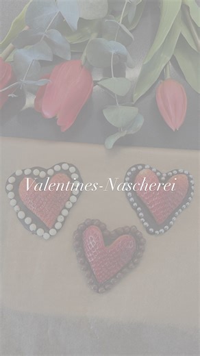 Carolin | 👩Mama-Alltag & Familienleben 🧑‍🧑‍🧒‍🧒 on Instagram: "Last-Minute Valentine’s Idee 💘 Diese Erdbeer-Schoko-Herzen sind super einfach, sehen mega aus und kommen garantiert von Herzen 🥰 Perfekt für Kinder, Partner oder einfach als kleine süße Aufmerksamkeit zwischendurch. 💡 Tipp: Die Kuchenglasur trocknet sehr schnell – also fix dekorieren oder alternativ normale Schokolade verwenden. Beim Verzieren gilt: Erlaubt ist, was gefällt 🤍🍫✨ Speicher dir das Reel ab & schick es jemandem,