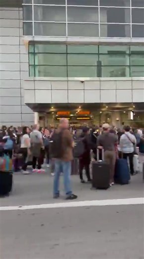 #LoÚltimo | Alerta de bomba: Evacuaron el Aeropuerto Internacional de Miami por un equipaje sospechoso. El hallazgo activó un operativo de seguridad que incluyó el cierre de terminales, la intervención del escuadrón antibombas y fuertes demoras en una jornada ya afectada por cancelaciones masivas de vuelos El Aeropuerto Internacional de Miami (MIA) activó sus protocolos de seguridad tras el hallazgo de un objeto sospechoso en una de sus áreas, lo que provocó el desalojo parcial de pasajeros y ge
