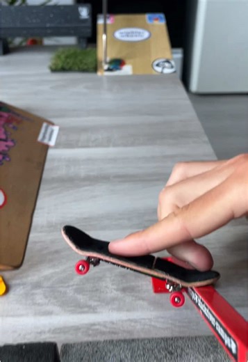 Qlems fingerboard plaza 🧘‍♂️ #fingerboard #fingerboarding #fingerboards #fingerboardclip #fingerboardingclips #fingerboardtv #fingerskate #fingerboarder