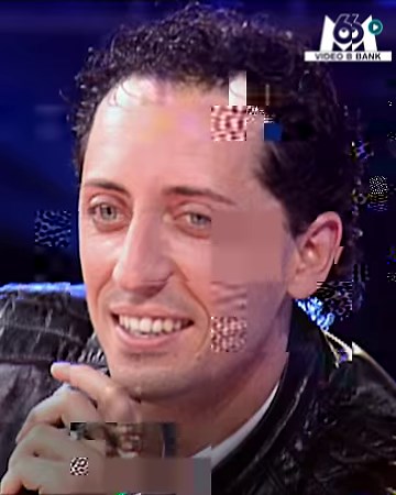 Gad Elmaleh nous a fait pleurer de rire avec son imitation du blond au ski sur le plateau du Hit Machine en 2002 😂 Il est à retrouver dans son nouveau spectacle « D’ailleurs », en tournée dans toute la France ! | M6 MediaBank
