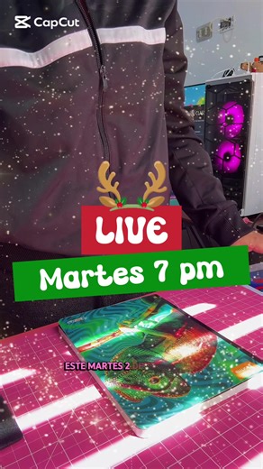 LIVE este martes 2 de diciembre a las 7 pm 🇻🇪✨ Vamos a crear una libreta artesanal de 3 cuerpos, perfecta para regalar, vender y sumar a tu catálogo navideño. Si te encantan las manualidades, agendas personalizadas, scrapbooking, libretas hechas a mano, papelería creativa y regalos navideños, este live es para ti. 🎄💗 Materiales para el proyecto: ✔️ 3 cartones de 8 × 8 cm ✔️ 2 cartones de 8 × 2.5 cm ✔️ 1 cartón de 8 × 1.5 cm ✔️ 2 papeles adhesivos tamaño A4 (portadas   guardas) ✔️ 1 imán o ve