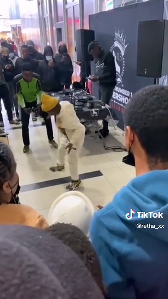 Retha RSA Performance: A Lively Indoor Celebration