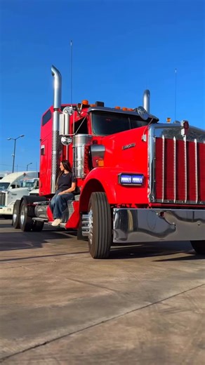 🚚 Panamotors Trucks ®️ on Instagram: "Lujo, confort y el inconfundible estilo de un W900. ✨ No es solo un camión, es una joya sobre ruedas. 🏁 Aquí en Panamotors Trucks solo manejamos pura calidad para los reyes del camino. 🔝🚛 ¡Mándanos DM y estrena ya! #Panamotors #Arancetion #trucks #W900 #Kenworth"