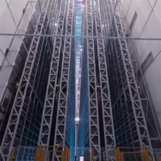 This is the automated book storage system in the northern branch of the Shenzhen Library North Branch, where robotic arms move between towering shelves, giving the place a cyberpunk-like atmosphere.